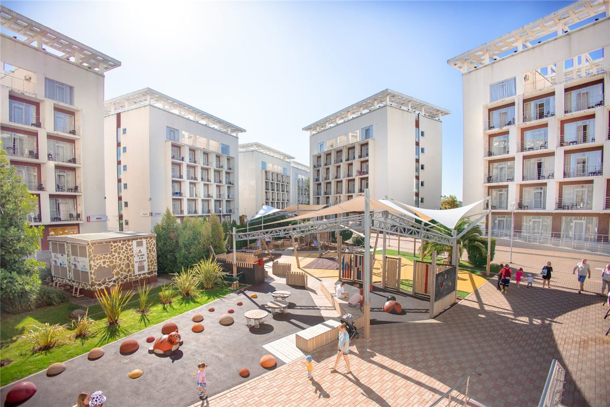 Детская площадка с сенсорными зонами в Bridge Resort — фото 1