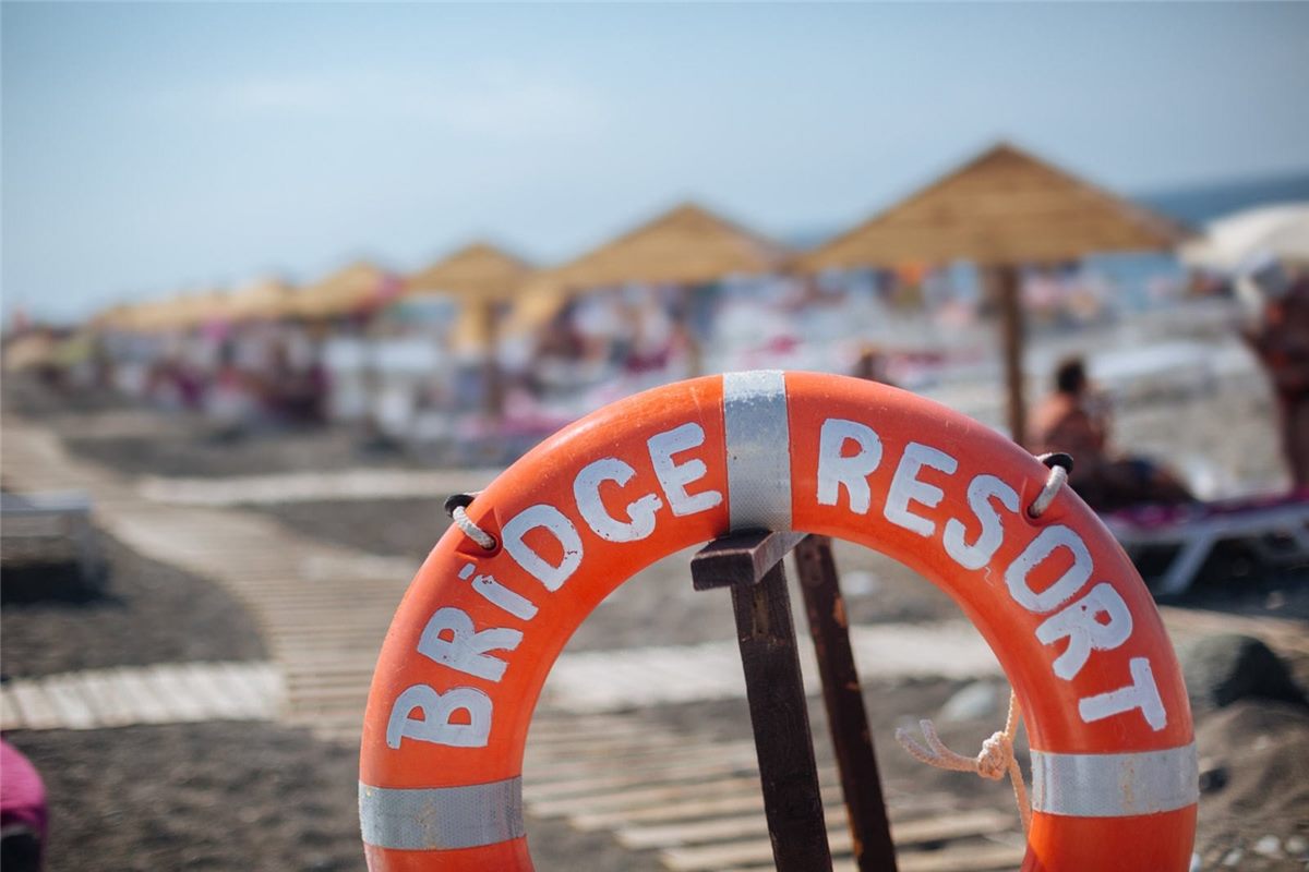 Оборудованный пляж Bridge Resort в Имеретинской низменности — фото 3