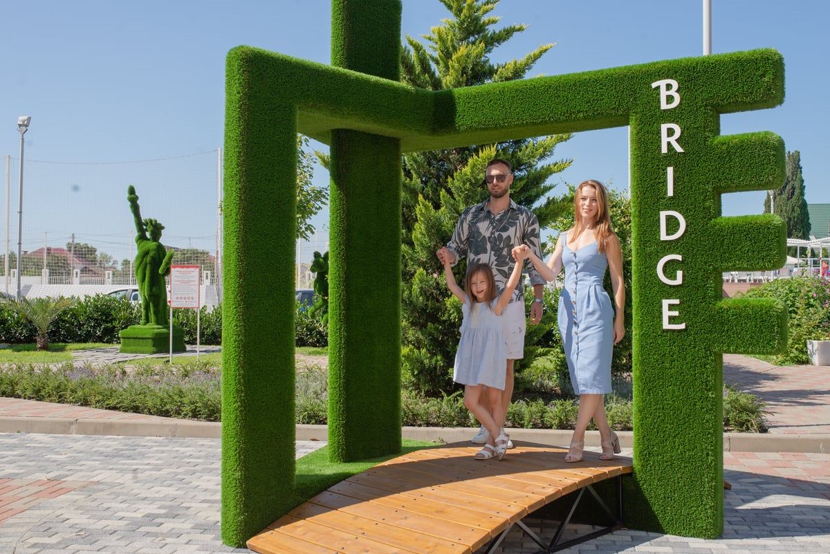 Топиари-парк зелёных фигур на территории Bridge Resort — фото 1